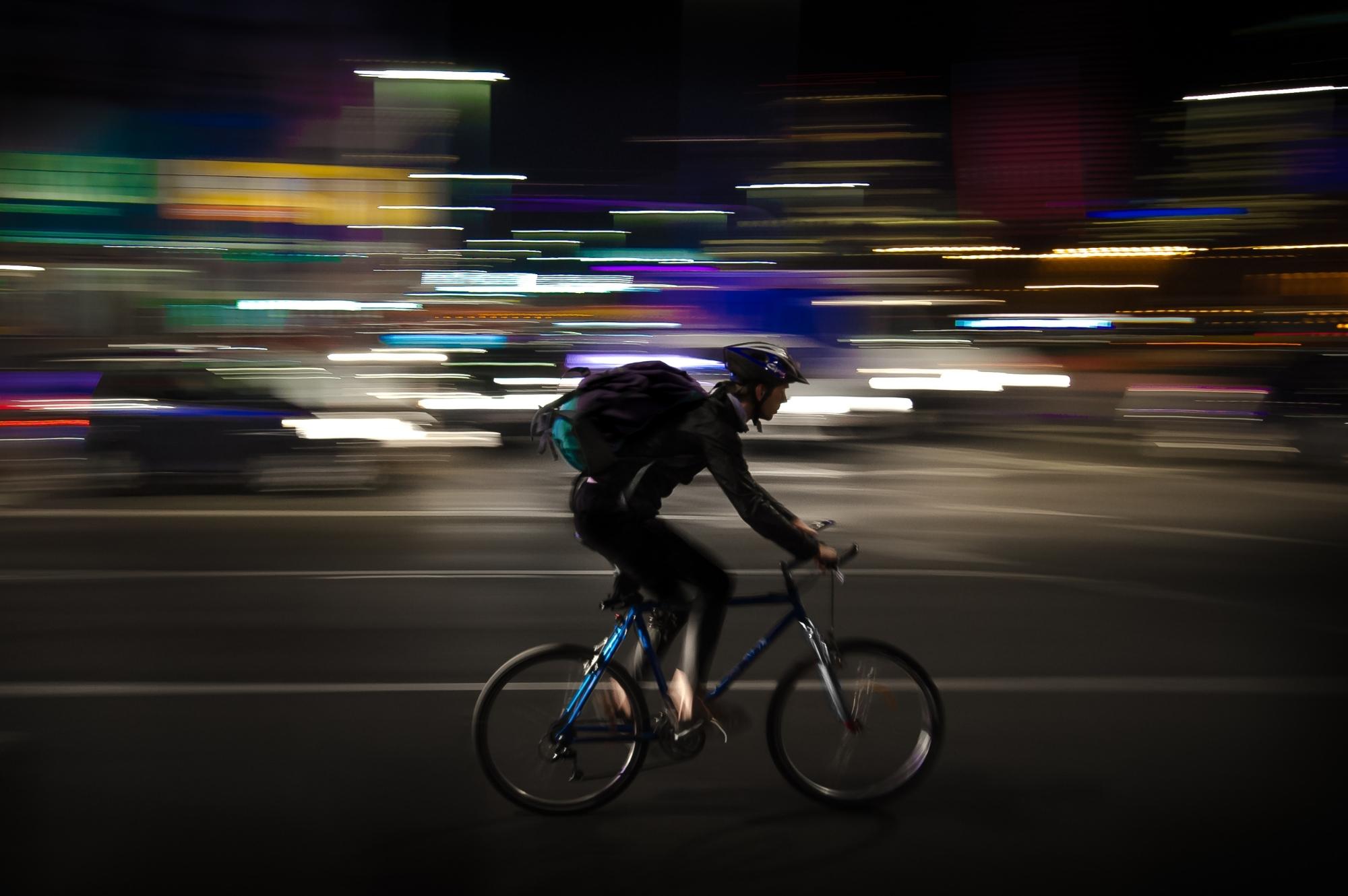 Polkupyöräilijä pimeällä