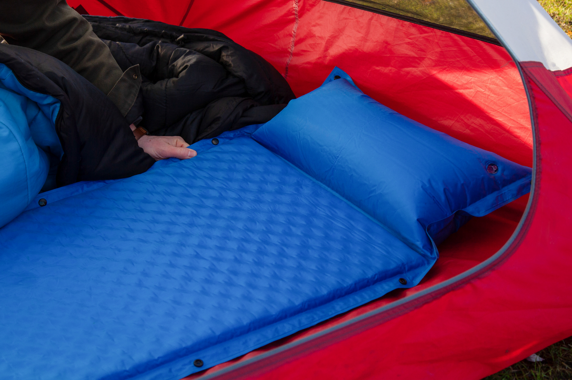 Itsetäyttyvä makuualusta